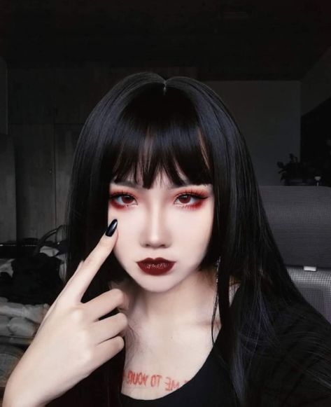 Her hair and makeup are so perfect! 😭 📸 @Whatdidroysay . #hair #makeup #beauty #goth #gothic #gothgirl #gothicgirl #black #blackhair… Smink Inspiration, Red Makeup, Makijaż Smokey Eye, Emo Makeup, Alternative Makeup, Edgy Makeup, Gothic Makeup, Cute Makeup Looks, Goth Makeup