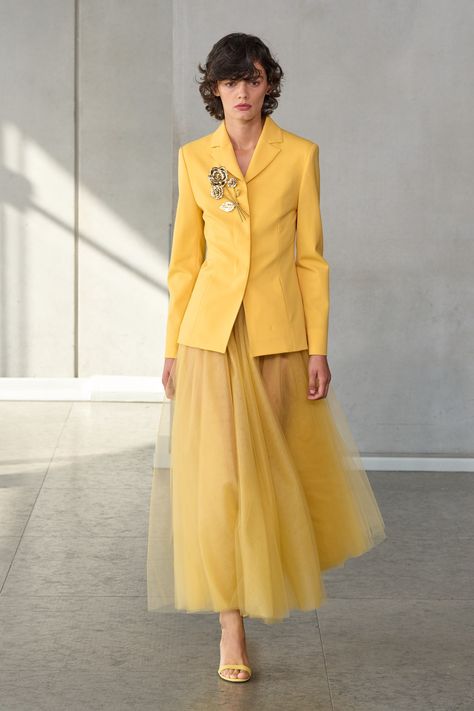 Dior Haute Couture, Spring Fashion Trends, Yellow Fashion, Spring 2024, Carolina Herrera, Fashion Week Spring, New York Fashion, Look Fashion, Spring Summer Fashion