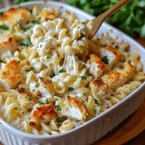 Are you craving something warm, cheesy, and utterly satisfying? Then you’re in luck because today I’m sharing a recipe that checks all those boxes and then some: Creamy Garlic Parmesan ... Read more Easy Dinner On The Go, Creamy Garlic Pasta With Chicken, Large One Pot Meals, Cheap Pasta Recipes Budget, Creamy Garlic Parm Chicken Pasta, Creamy Garlic Parmesan Chicken Bake, Dinner Recipes For Dinner Party, Party Meals Main Dishes, Garlic Parmesan Pasta Bake