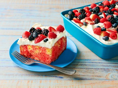 Easy, kid-friendly, and perfect for any gathering, this colorful berry poke cake is also a great make-ahead dessert. Adding vanilla pudding mix to heavy cream is an easy hack to stabilize the whipped cream. Triple Berry Poke Cake, Poke Berry, Strawberries And Cream Poke Cake, Berries And Cream Poke Cake, Berry Poke Cake, Best Chili Recipe, Make Ahead Desserts, Passover Recipes, Vanilla Pudding Mix