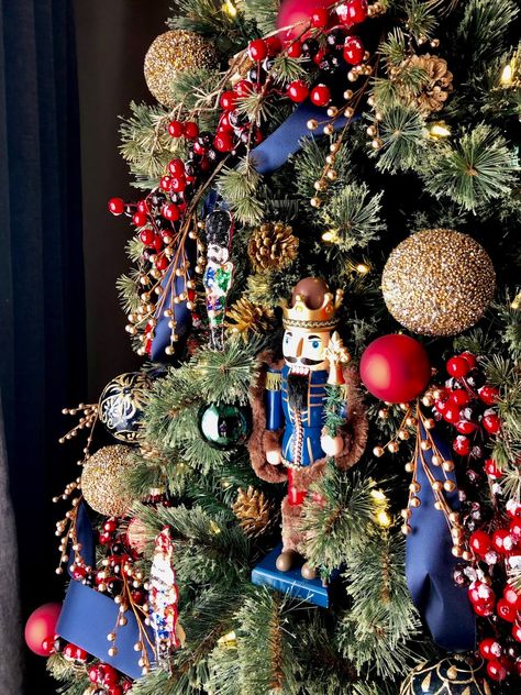 Timeless Classic Nutcracker - Kunna by Karla Toy Soldier Christmas Tree, New Christmas Tree Decor Ideas 2022, Christmas Tree With Nutcrackers, Nutcracker Decorations Ideas, Christmas Tree Decor Ideas 2022, Classic Christmas Tree Decor, New Year Tree Decoration, Timeless Christmas Tree, Christmas Decor Nutcracker