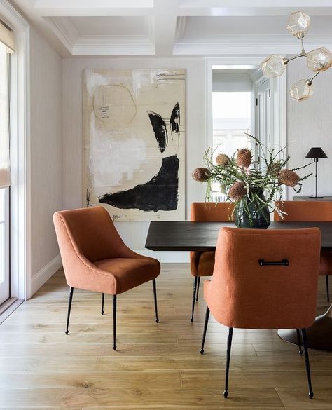 Visual Method (@visual_method) • Instagram photos and videos Terracotta Dining Room, Orange Dining Room Chairs, Midcentury Modern Dining Room, Cream Dining Room, Orange Dining Room, Warm Dining Room, Colored Dining Chairs, Orange Dining Chairs, Neutral Dining Room