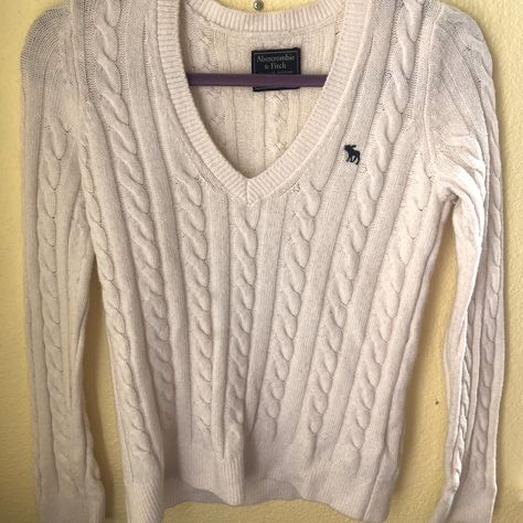 A&F Gorgeous White Longsleeve V Neck Sweater With Logo, Brand New Nwt; Only Worn Once Or Twice. White Knit Sweaters, Abercrombie And Fitch Sweater, Cute Sweaters For School, Cute Pieces Of Clothing, Old Money Amazon Finds, Thrift Sweater, 2000s Sweater, Thrifted Sweaters, Clothes Moodboard