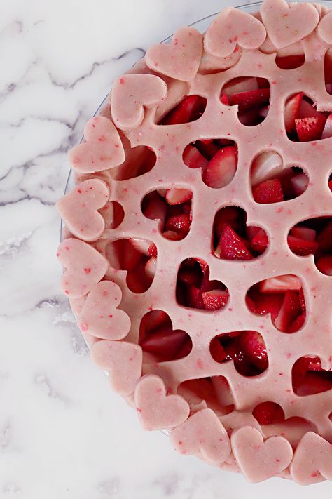 Valentine’s Dinner Recipes, Valentines Day Pie, Valentines Day Baked Goods Easy, Pink Baked Goods, Valentines Recipes Dinner, Valentines Pie, Valentines Day Recipes Dinner, Valentines Day Desserts Easy, Easy Valentines Dinner