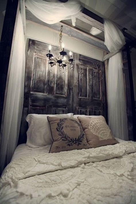 35 Cool Headboard Ideas To Improve Your Bedroom Design Cool Headboards, Diy Headboard Wooden, Door Headboard, Salvaged Doors, Head Boards, Real Estat, Diy Casa, Wooden Headboard, Decor Shabby Chic