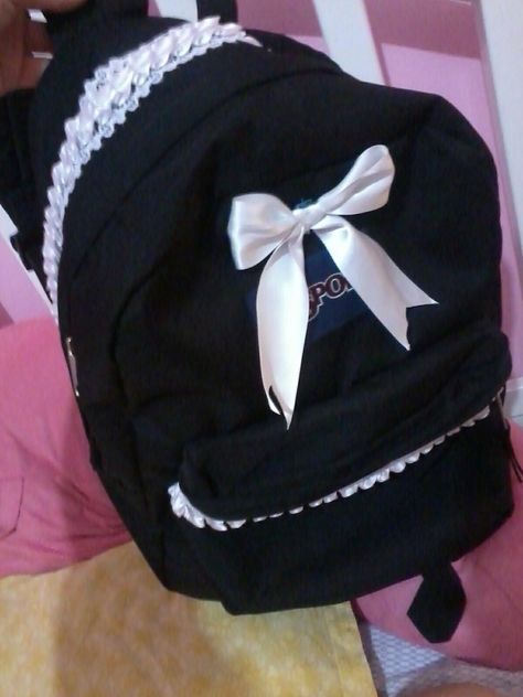 Decorated backpack Black Backpack Decoration Ideas, Coquette Bookbag, Ideas Para Decorar Tu Mochila, Bow Backpack, Decorate Backpack, Black Backpack Aesthetic, Coquette Backpack, Decorated Backpack, Homemade Backpack