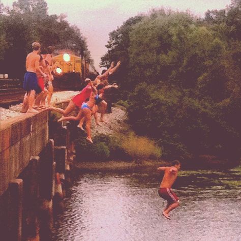 Teenage summer fun Summer Nastolgia, Small Town Aesthetic Summer Country, River Jumping, Bridge Jumping, Retro Summer Aesthetic, 90s Life, Fall Pinterest, River Rapids, 80s Summer