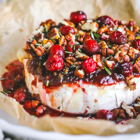 Easy Cranberry Pecan Baked Brie (holiday appetizer) Cranberry Pecan Baked Brie, Holiday Brie, Thanksgiving Recipes Appetizers, Baked Brie Cranberry, Easy Thanksgiving Recipes Appetizers, Honey Appetizers, Family Recipies, Cranberry Appetizer, Baked Brie Appetizer