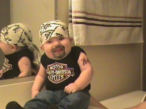 Creative Halloween costumes for baby: DIY baby biker costume Funny Kid Costumes, Funny Baby Costumes, Perlengkapan Bayi Diy, Diy Baby Costumes, Biker Baby, Funny Baby Pictures, Baby Kostüm, Funny Quotes For Kids