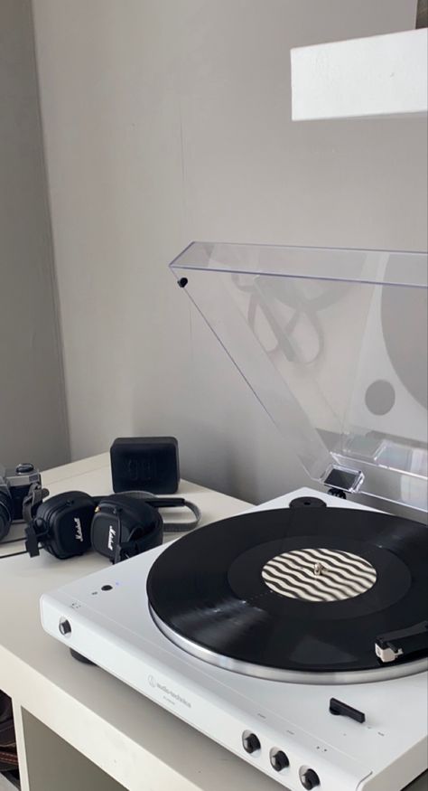 White And Silver Room Aesthetic, White Record Player, Grey Room Decor, Ocean Bedroom, Silver Room, Audio Technica Headphones, Cosy Room, Blue Space, Audio Technica