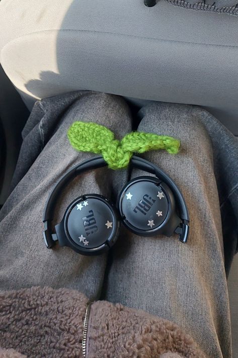 Decorating Headphones Aesthetic, Black Jbl Headphones Aesthetic, Over Ear Headphones Aesthetic, Jbl Headphones Outfit, Jbl Headphones Aesthetic, Headphones Decoration, Headphone Ideas, Headphones Jbl, Spider Oc