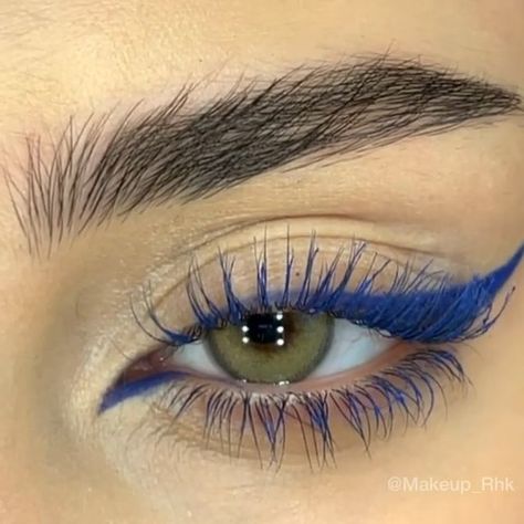 Mascara Bleu, Eyeliner Eye Makeup, Video Blue, Blue Eyeliner Makeup, Vampire Bride, Blue Mascara, Blue Eyeliner, Swag Makeup, Eye Makeup Pictures