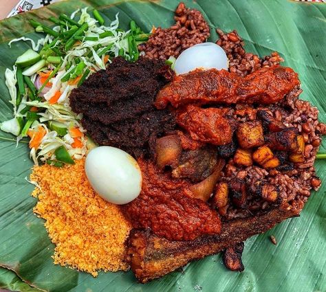 Ghanaian Foods on Instagram: “Mid week vibes! The ultimate lit breakfast for the everyday street food life 😋👌🏿 We are drooling! Delicious Ghana. Thanks for sharing and…” Ghana Food, Ghanaian Food, Natural Spices, West African Food, Africa Food, Jollof Rice, Nigerian Food, C Section, African Food