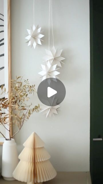 Hanging Paper Stars Christmas, Garlands Christmas Diy, Garland Tree Diy, Paper Garlands Diy, Big Paper Stars Diy, Diy Paper Star Garland, Scrapbook Paper Christmas Crafts, Homemade Paper Christmas Decorations, How To Make A Christmas Star