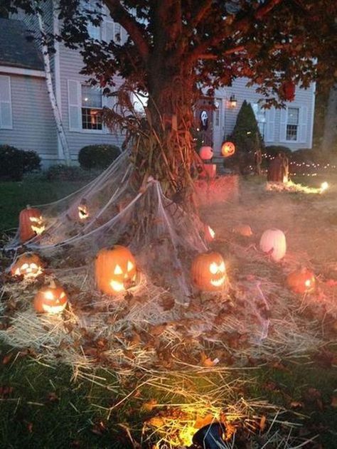 Creative Family-Friendly Halloween Ideas, Themed Yard Decorations Diy Halloween Dekoration, Scary Halloween Decorations Outdoor, Scary Halloween Decorations Diy, Dekorasi Halloween, Halloween Diy Outdoor, Halloween Decor Diy, Halloween Outside, Casa Halloween, Halloween Decorations Diy Outdoor