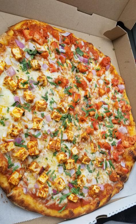 Paneer Pizza Photography, Pictures Of Pizza, Dinner Food Photography, Paneer Tikka Pizza, Lunch Pictures, Pizza Indian, Dinner Snap, Pizza Snap, Chicken Tikka Pizza