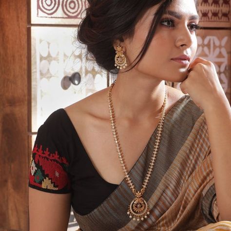 Tarinika is a premium original Indian fashion jewelry brand that has its store operations in India and USA. We design and manufacture every piece Adorned with the best quality stones, Tarinika Hrida antique necklace set will add an extra element of shine to your overall look. The necklace and the South Indian Temple, Indian Jewelry Set, Earring Indian, Long Necklace Set, Indian Fashion Jewellery, Gold Necklace Indian, Temple Jewelry, Gold Necklace Indian Bridal Jewelry, Indian Temple