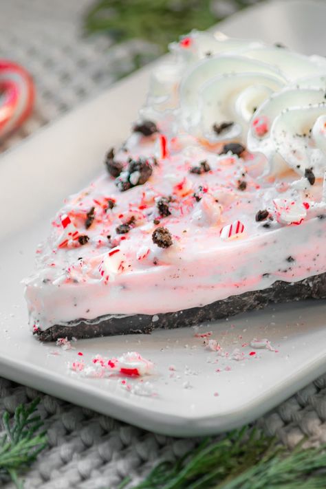 The no-bake peppermint pie you'll want to make today 🍬😍 This recipe was made in collaboration with @mollyallenmedia! #peppermintpie #nobakerecipes #desserthacks #desserttips Peppermint Pie Recipe, Peppermint Pie, Candy Cane Pie, Peppermint Dessert, Baking Recipes Pie, Peppermint Recipes, Oreo Pie, Peppermint Ice Cream, Types Of Desserts