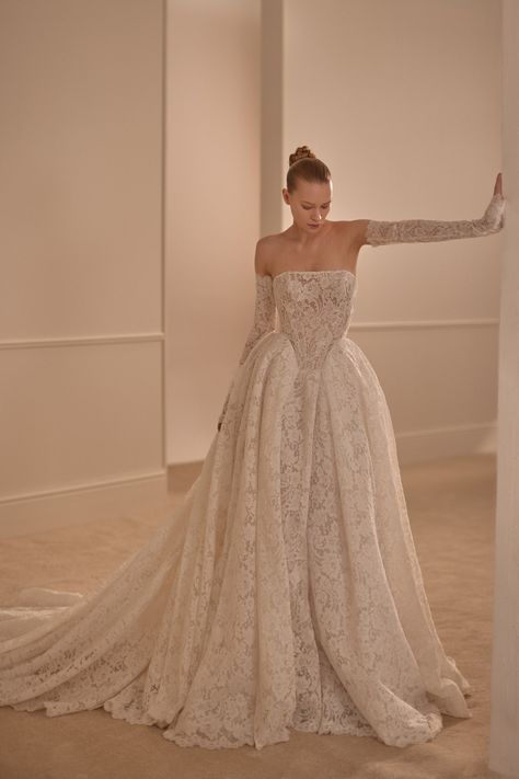 Wedding Dresses 2025 Trend, 2025 Bridal Trends, 2025 Wedding Dress Trends, Wedding Dress 2025, Vogue Wedding Dresses, Biggest Wedding Dress, Tony Ward Bridal, Wedding Dress 2024, New York Bride