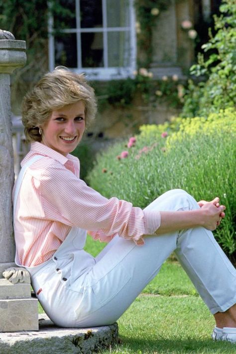 Princess Diana Fashion, Jeans Trend, Princess Diana Family, Princess Diana Photos, Princess Diana Pictures, Reine Elizabeth Ii, Princes Diana, Romantic Photos Couples, Diana Fashion