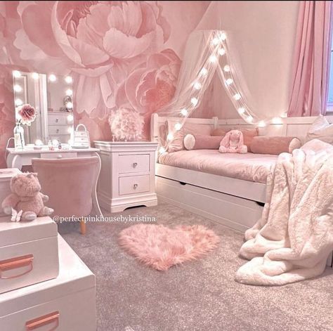 Light Pink Rooms, Girly Pink Bedroom, Gold Room, Dream Bedroom Inspiration, Luxury Room Bedroom, Pink Bedroom Decor, Pink Room Decor, Classy Bedroom, Room Makeovers