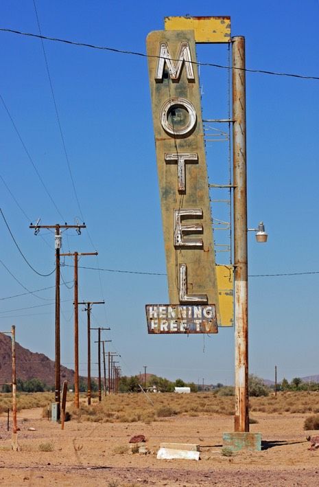 America Street, Motel Signs, Old Neon Signs, Roadside America, Motel Sign, Vintage Motel, Abandoned Hotels, Old Route 66, Route 66 Road Trip