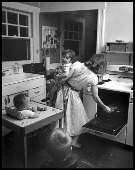 32 Photos of Young Housewives From Between the 1940s and 1950s ~ Vintage Everyday 1950s Housewife, Elliott Erwitt, Vintage Housewife, Vintage Mom, Vintage Life, The Time Is Now, Trendy Baby, Vintage Photographs, Vintage Photography