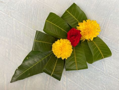 Mango Leaves Decoration Ideas, Mango Leaves Decoration Indian, Mango Leaf Decorations, Mango Leaves Decoration, Onam Decor, Decoration Ideas Flowers, Leaf Decoration Ideas, Background Decoration Ideas, Mango Background