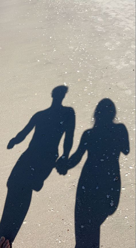 cute pic walking on the beach Couple Beach Pictures, Beach Romance, Beach At Night, Couples Walking, Beach Date, Dream Date, Walk On The Beach, Aesthetic Couple, Lake Beach