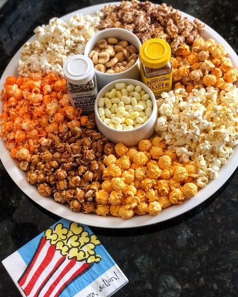 Popcorn Board, Savory Popcorn, Food Set Up, Veg Snacks, Popcorn Party, Party Food Buffet, Charcuterie Inspiration, Butter Popcorn, Charcuterie Recipes