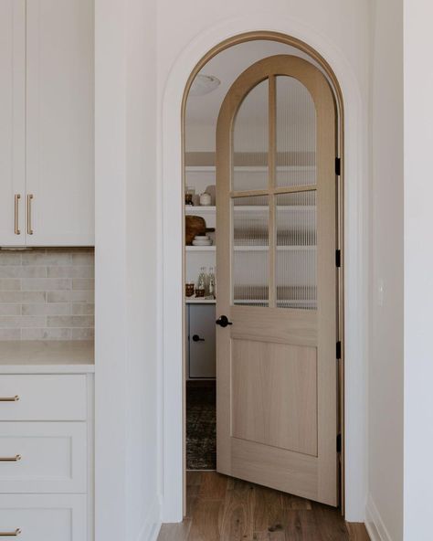 Black Birch Homes on Instagram: “Have you ever seen a more beautiful pantry door?😍 So many fun custom items in this pantry, from the arch door to the grocery drop zone, we …” Kitchen Door Designs, Kitchen Pantry Doors, Beautiful Pantry, Perfect Pantry, Arch Doorway, Farmhouse Kitchens, Arched Doors, Pantry Door, Kitchen Doors