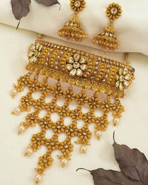 Rajput Jewellery, Rajasthani Jewellery, Bridal Jewellry, Gold Necklace Wedding, 1 Gram Gold Jewellery, Gold Bridal Necklace, Antique Necklaces, Antique Jewellery Designs, Layered Choker Necklace