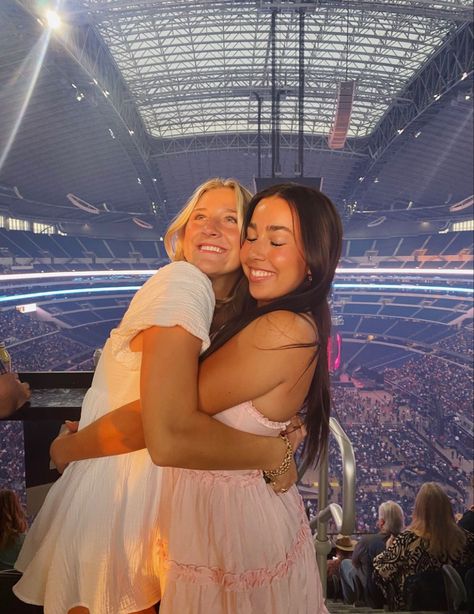 Cute Concert Pictures Friends, Concert Picture Ideas, Friends Pic, Best Friend Photos, Concert Fits, Bestie Goals, Country Concerts, Country Concert, Hair Stylist Life