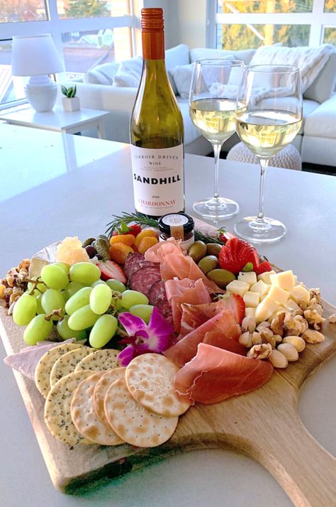 Charcuterie Inspiration, Party Food Platters, Charcuterie Recipes, Date Night In, Hors D'oeuvres, Party Food Appetizers, Food Platters, Food Presentation, Food Obsession