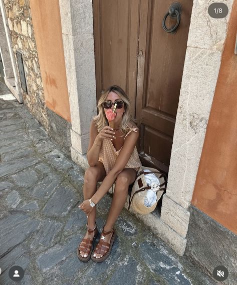 Oval Sunglasses 90s, Brown Sandals Outfit, Small Oval Sunglasses, Sandals Outfit Summer, Sunglasses 90s, Cat Eye Sunglasses Vintage, Sunglasses Design, Sophisticated Outfits, Relaxed Outfit