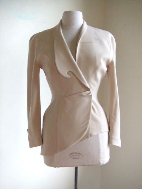 Thierry Mugler Mugler Blazer, Unique Blazer, Blazer Collar, Mode Mantel, Asymmetric Jacket, A Jacket, Thierry Mugler, Collar Designs, Gianni Versace