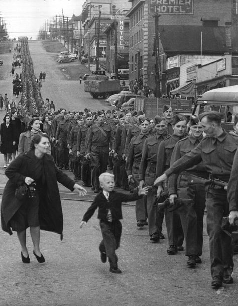 Wait For Me, Daddy - British Columbia Magazine Lode A Dio, Canadian Soldiers, Jesse Owens, Rare Historical Photos, Famous Pictures, Gordon Parks, History Magazine, Famous Photos, New Westminster