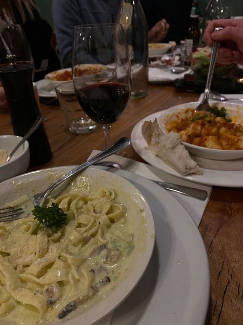 Pasta Dinner Aesthetic Night, Fancy Restraunt Date Aesthetic, Restaurant Pasta Aesthetic, Luxury Food Dinners Aesthetic, Pasta Aesthetic Restaurant, Fancy Dinner Asthetic Picture, Dinner At Restaurant Aesthetic, Restaurant Meal Aesthetic, Italian Dinner Restaurant