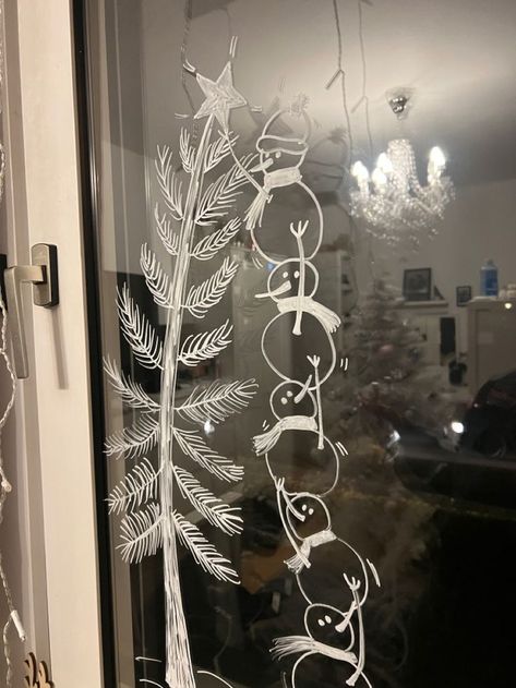 Chrismas Window Drawings, Happy Holidays Window Art, Glass Door Christmas Decorations, How To Draw On Windows, Christmas Window Dressing, Christmas Drawing On Glass Window, Winter Window Art Easy, Chalk Pen Christmas Window Ideas, Festive Window Painting