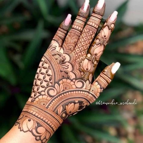 Tattoo Design Mehndi, Simple Mehndi Art, Mehndi Clothes, Bridal Henna Design, Henna Tattoo Design, Mehndi Bridal, Palm Mehndi, Kids Henna, Tattoo Mehndi