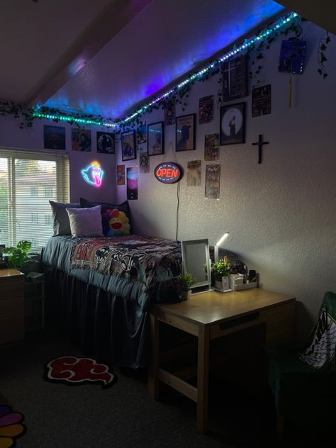 Hypebeast Dorm Room Ideas, Dorm Dark Aesthetic, Men’s College Dorm Decor, Cool Dorm Rooms For Guys, Dorm Decor Men, Aesthetic Men’s Dorm Room, Hbcu Dorm Room, Streetwear Dorm Room, College Dorm Room Ideas Aesthetic Black