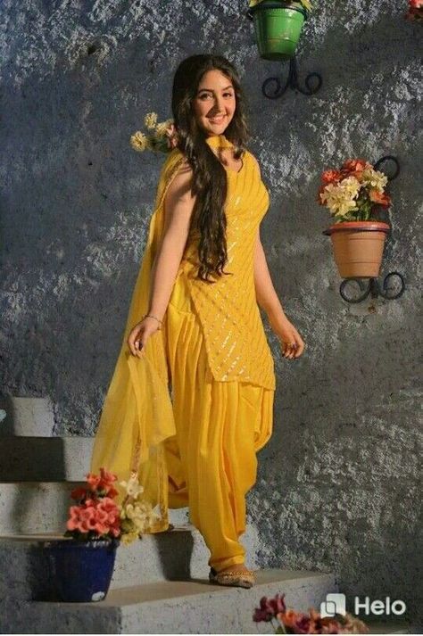 Patiala Suit For Haldi Ceremony, Panjabi Look For Haldi, Patiala Dress Style, Patiyala Suit Photo Pose, Haldi Ceremony Outfit Girl, Yellow Patiala Suit For Haldi, Haldi Ceremony Outfit For Girls, Yellow Suit Design For Haldi, Suits For Haldi Ceremony