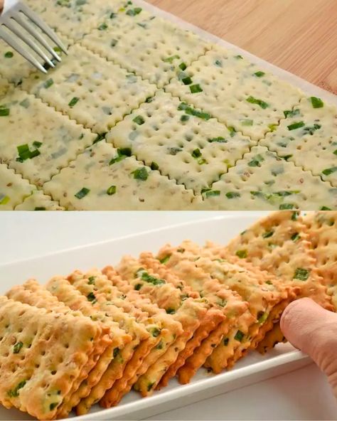 Onion Crackers Recipe, Savoury Crackers Recipe, Baked Savoury Snacks, Salty Snacks Christmas, Savory Gift Ideas, Savoury Biscuits Recipes, Homemade Salty Snacks, Crispy Bread Recipe, Savoury Snacks For Party