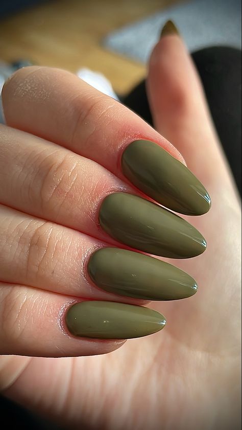 Gel Nails Shape, Army Nails, Matted Nails, Oval Acrylic Nails, Olive Nails, Nail Art Designs For Beginners, Nail 2023, Easy Nail Art Designs, Green Acrylic Nails