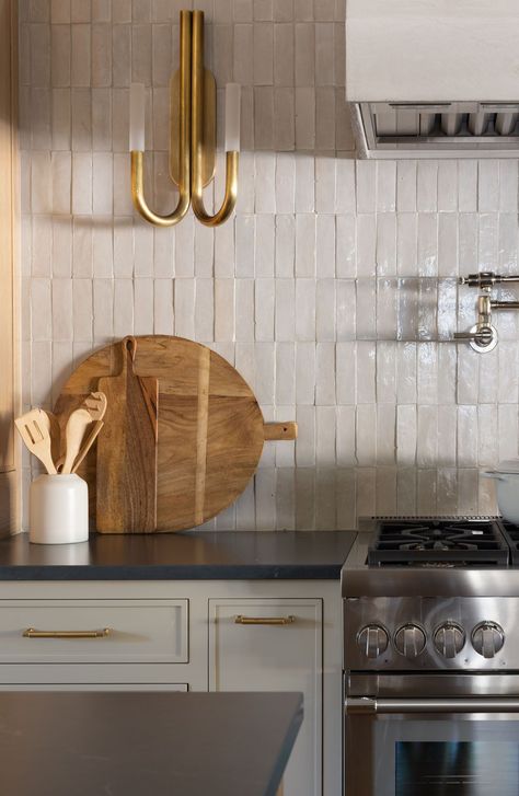 White Kitchen Backsplash, Kitchen Backsplash Designs, Backsplash Designs, Backsplash Tile, Kitchen Inspiration Design, Kitchen Tile, Kitchen Tiles Backsplash, Kitchen Projects, Kitchen Tiles