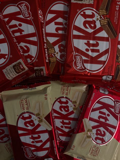 Chocolate Bar Aesthetic Photography, Kit Kats Aesthetic, Aesthetic Candy Pictures, Aesthetic Chocolate Pictures, Chuckie Chocolate Drink, Chocolate Candy Aesthetic, Chocolate Bars Aesthetic, Kit Kat Aesthetic, Box Of Chocolates Aesthetic