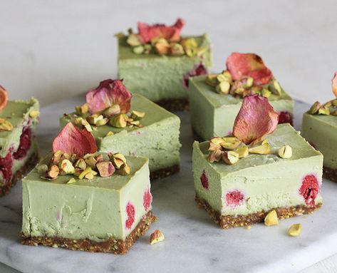 Deserturi Raw Vegan, Healthy Vegan Dessert, Pistachio Rose, Vegan Dessert Bars, Pistachio Dessert, Raw Pistachios, Vegan Cheesecake Recipe, Raw Cake, Vegan Cheesecake