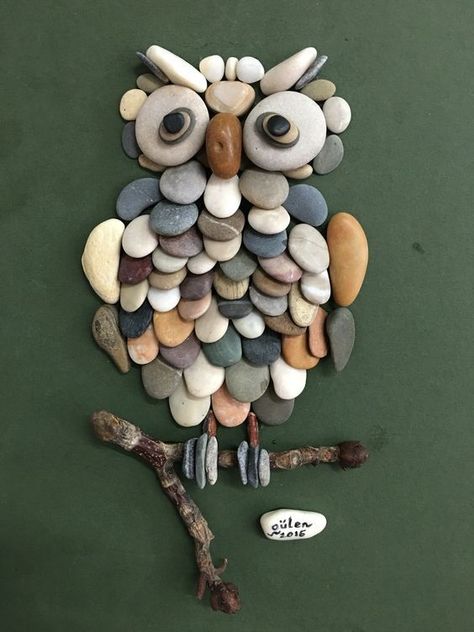 Easy Pebble Art Crafts for Kids | Sand Between My Piggies- Beach Vacations and Travel - all things Beach Caillou Roche, Tas Denim, Tre Kunst, Art Coquillage, Art Pierre, Rock And Pebbles, Owl Crafts, Beach Crafts, Stone Crafts