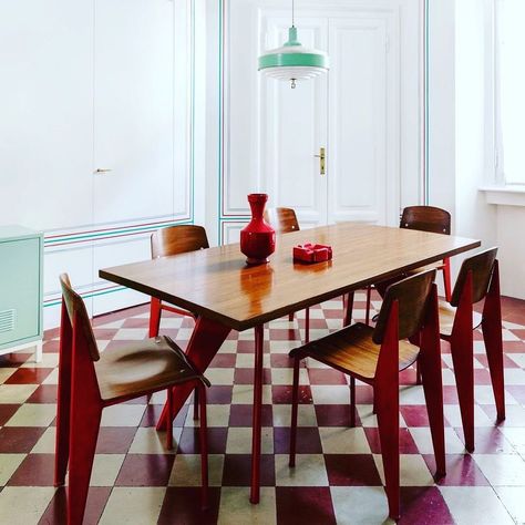 https://www.instagram.com/p/COwvudONjO5/?utm_medium=share_sheet Checkered Decor, Checkerboard Floor, Vogue Living, Vinyl Tile, Vintage Chairs, Farmhouse Dining, Ikea Hacks, Architectural Digest, Interior Inspo