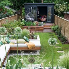 Multi-zoned garden makeover with raised beds, summerhouse and dining area Moderne Have, Small Garden Landscape, Narrow Garden, Jade Design, Back Garden Design, Garden Design Layout, Garden Makeover, Outdoor Gardens Design, Backyard Garden Design